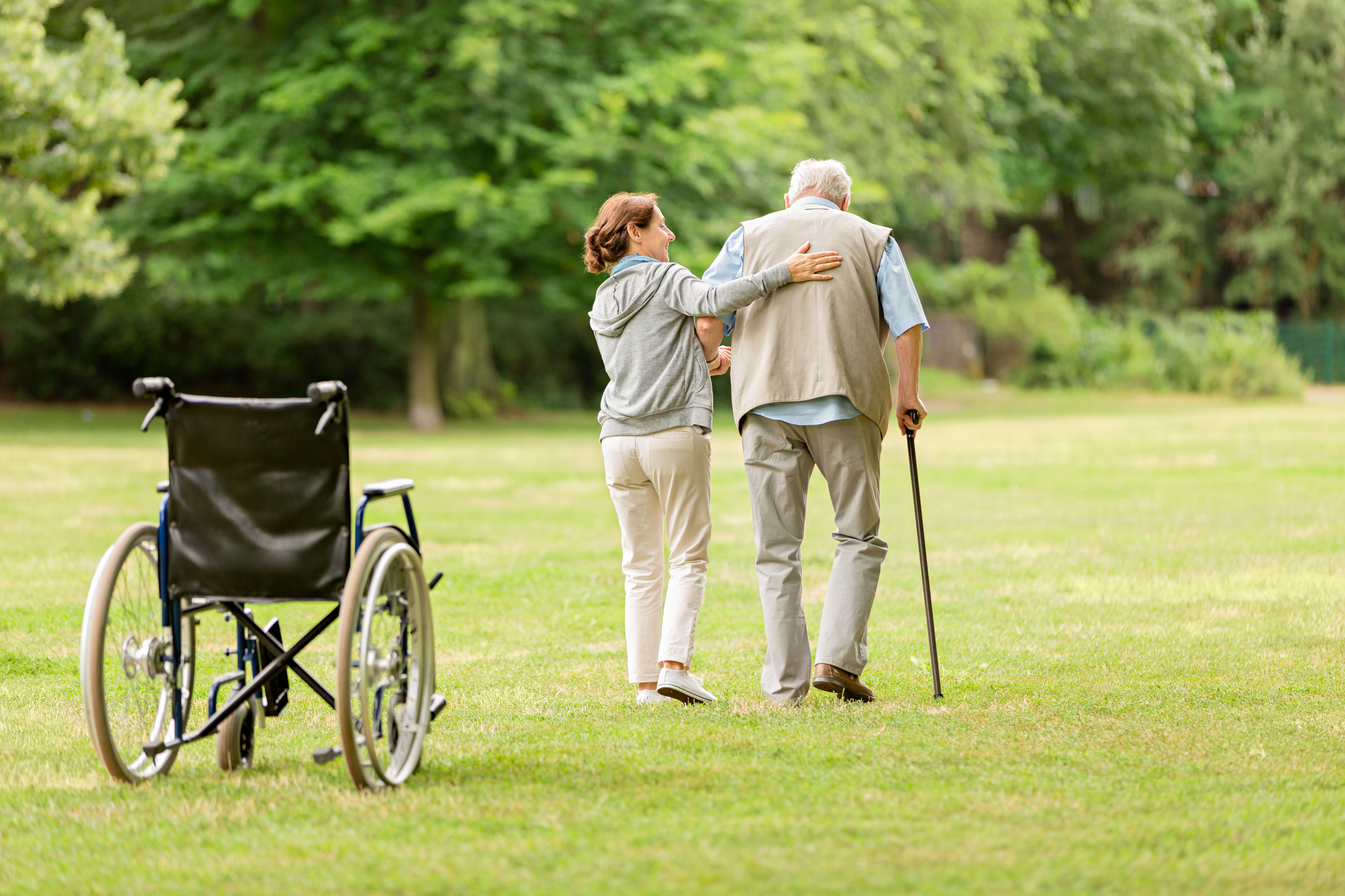 О нетрудоспособных родителях обязаны заботиться. Прогулка пожилых. Пожилые люди и инвалиды. Пенсионер инвалид. Забота о нетрудоспособных родителях.