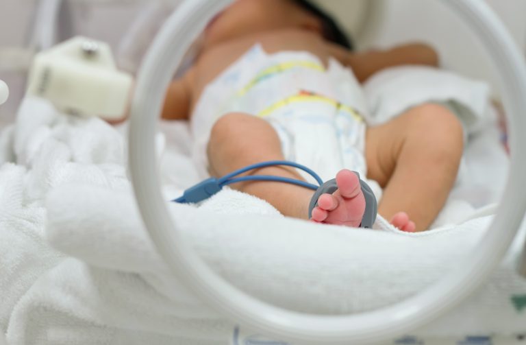 Doctors should attempt to save premature babies born after 22 weeks, medical leaders say