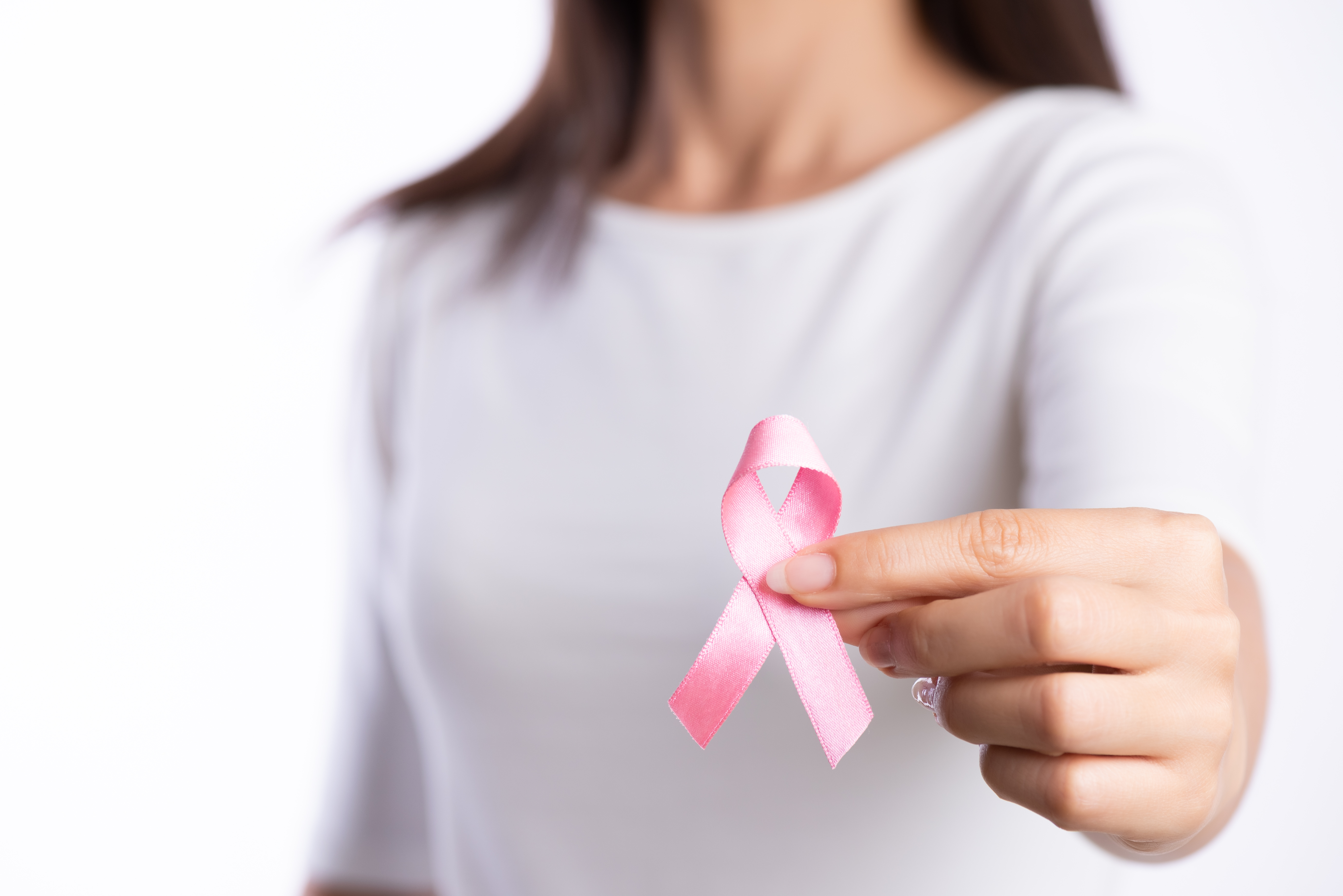 Breast cancer. Розовая лента онкология. Розовая ленточка в руках. Символ борьбы с онкологией. Розовая лента РМЖ.